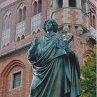 Nikolaus Kopernikus vor dem Rathaus seiner Geburtsstadt Torun