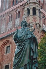 Nikolaus Kopernikus vor dem Rathaus seiner Geburtsstadt Torun