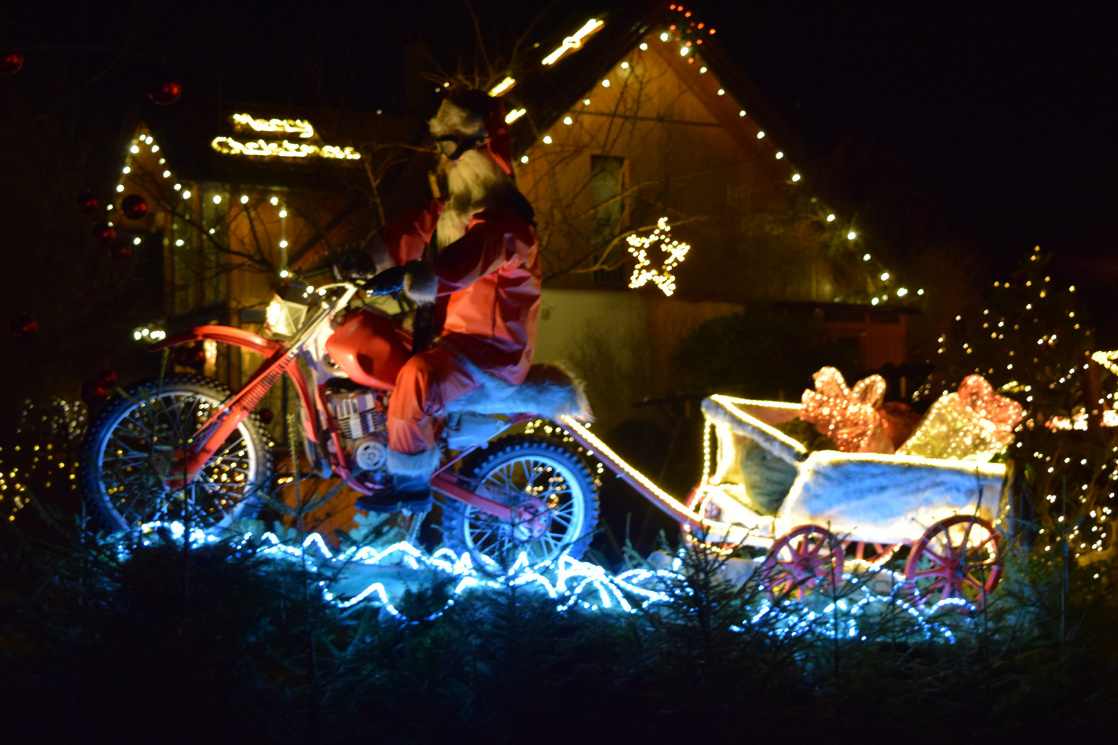 Nikolaus mit Kraftrad unterwegs