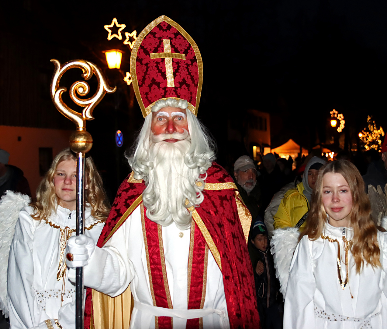 Nikolaus mit seinen Engeln beim abendlichen Dorfrundgang