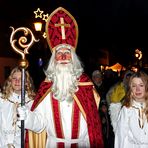 Nikolaus mit seinen Engeln beim abendlichen Dorfrundgang