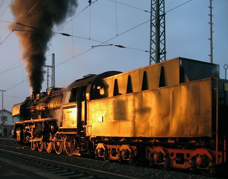 Nikolausexpress kurz vor dem Regenguß im Bf. Gelnhausen