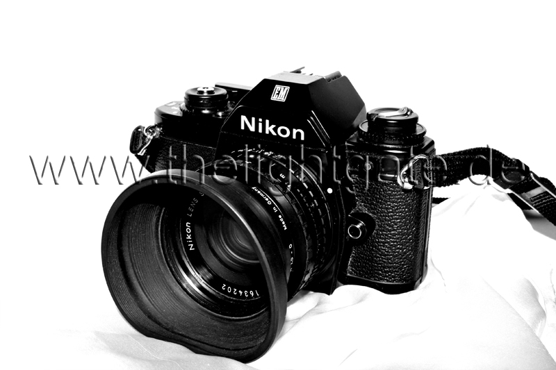 NIKON EM