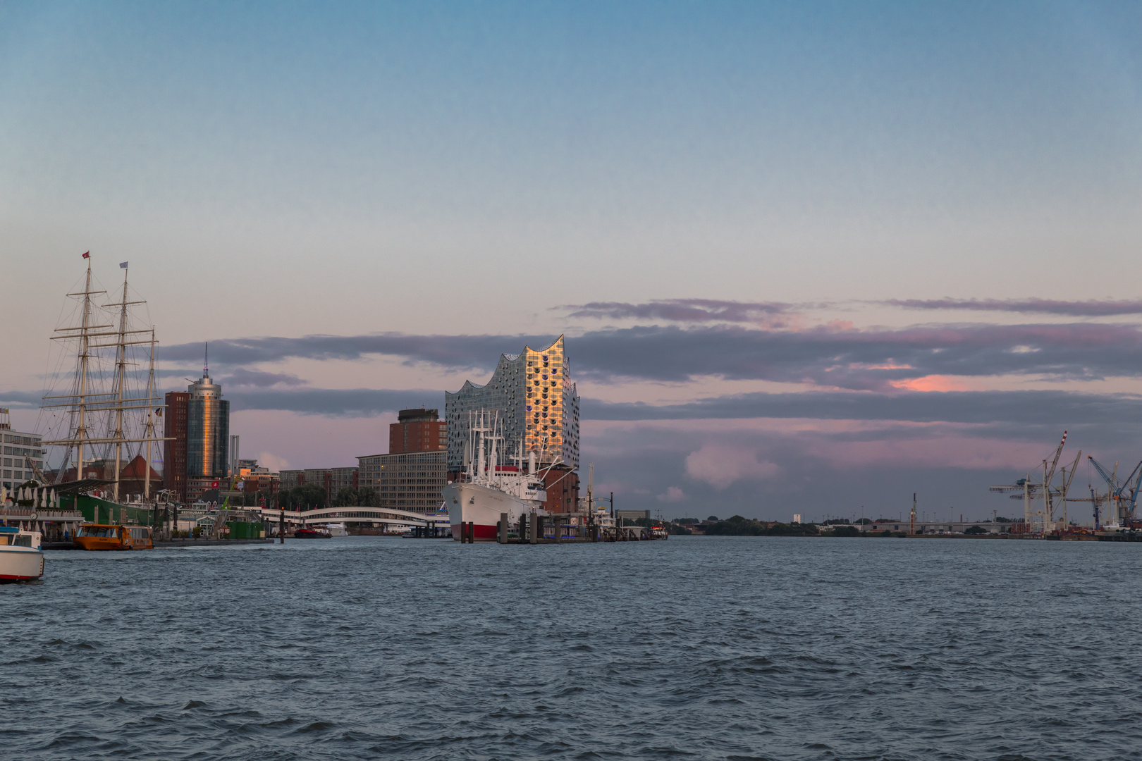 nikon_d850_test_hamburg_elbphilharmonie_sunset