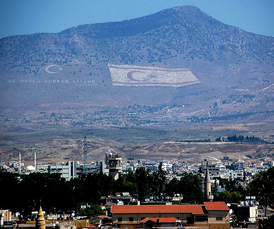 Nikosia - Fünffingerberg - hier ist Zypern türkisch