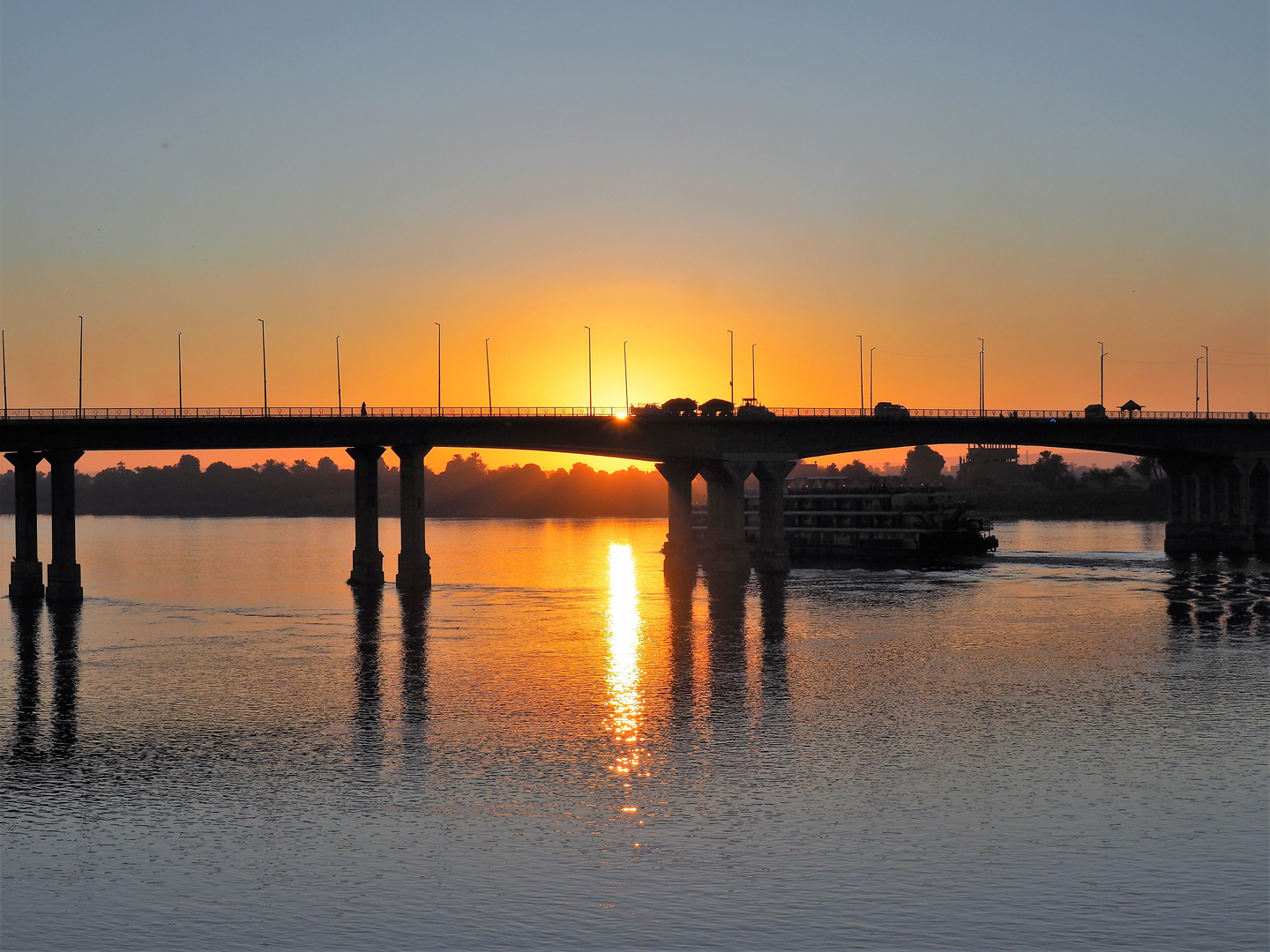 Nilbrücke Abends mit Schiff