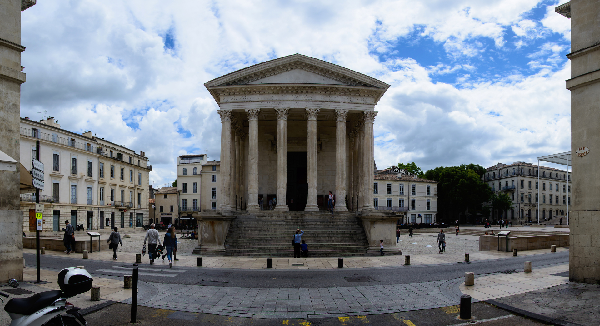 Nimes Maison Carrée Pano