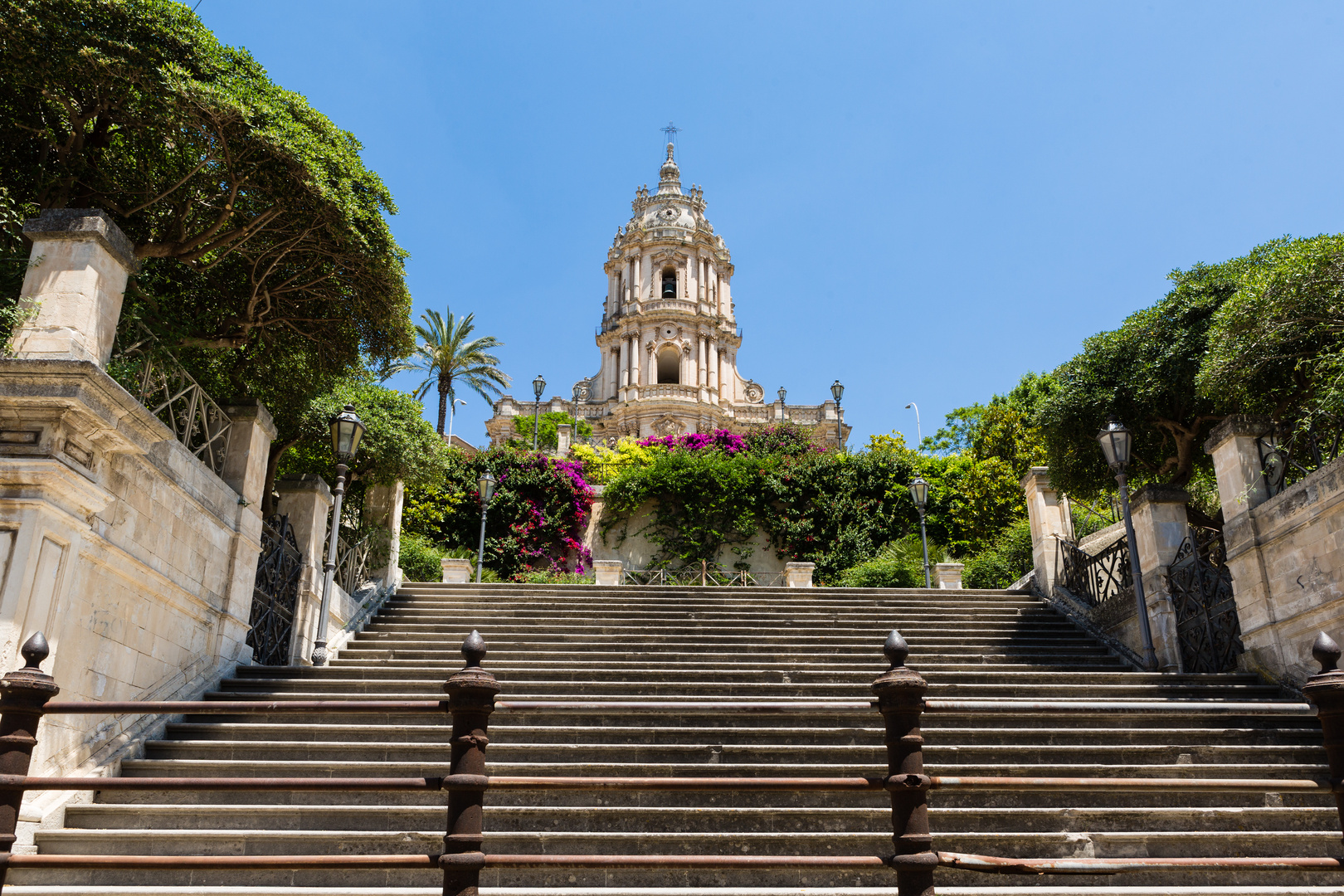 Nimmer enden wollende Treppen hoch zum Duomo di San Giorgio