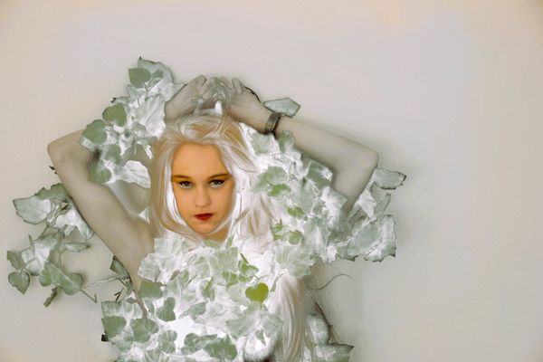 Nina und ihr Liebesspiel mit der Ranke.....