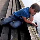 Niño espera paciente la cena