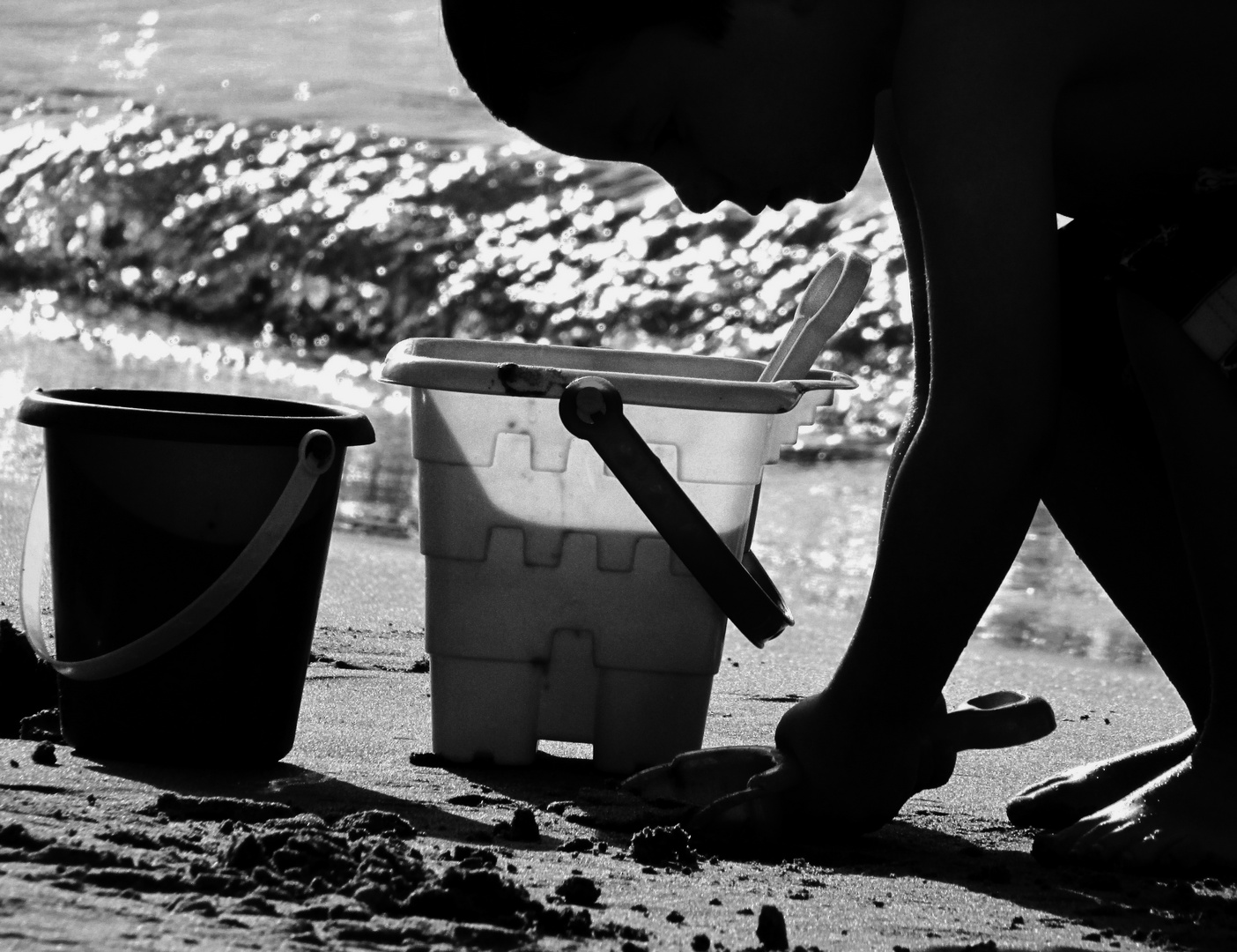 Niño jugando en la playa