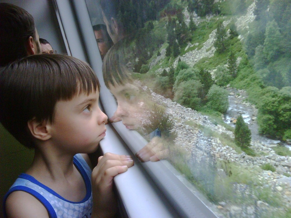 Niño mirando el paisaje