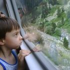 Niño mirando el paisaje