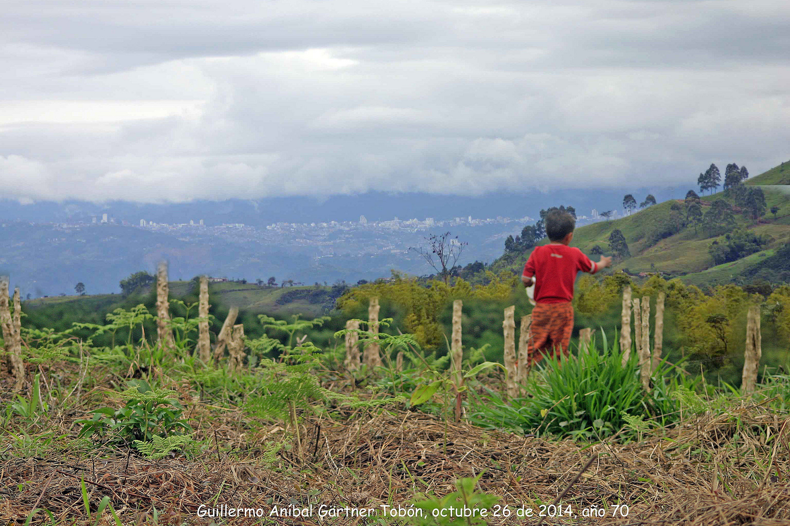 Niño, montaña, ciudad.