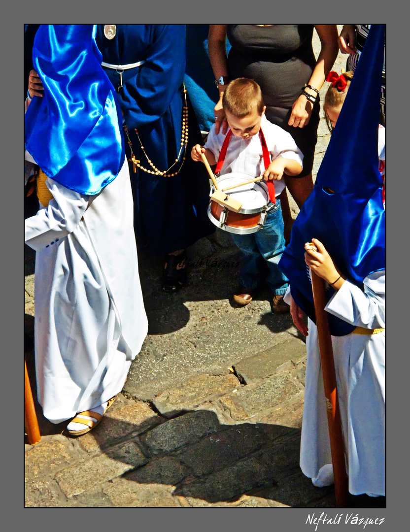 niño tocando la caja