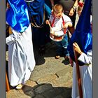 niño tocando la caja