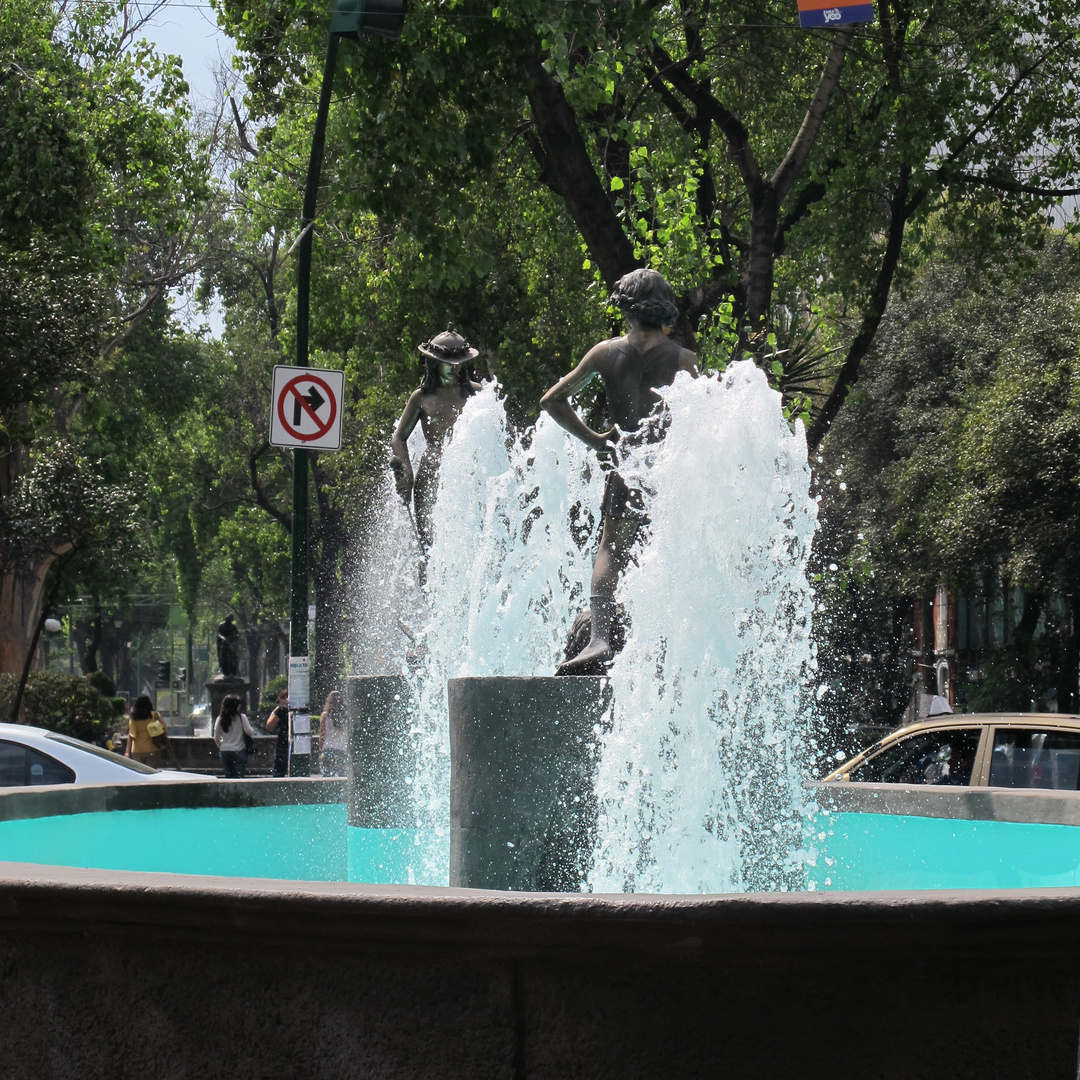 niños bañandose en la fuente