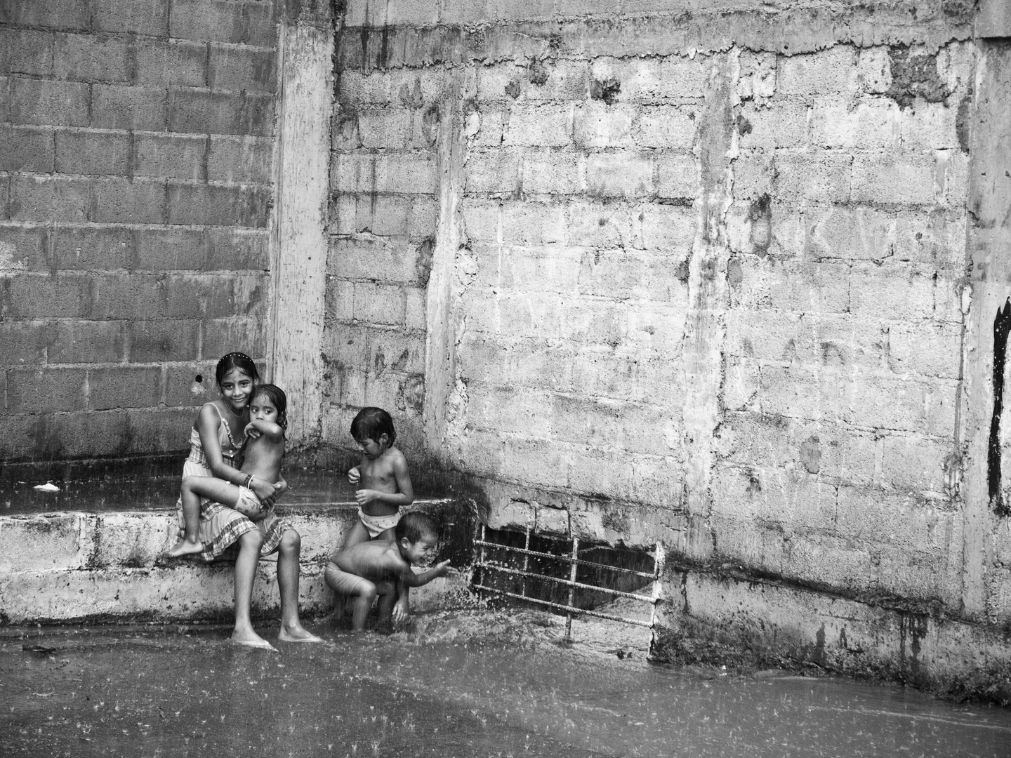 Niños bajo la lluvia