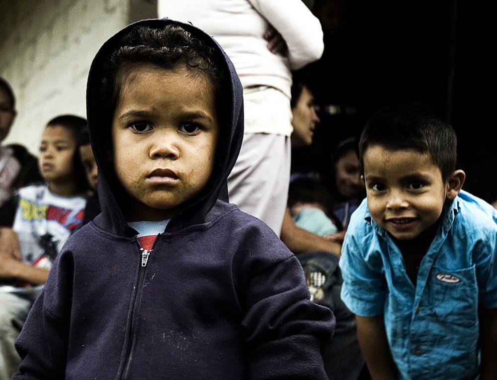 Niños comuna de Medellín de Guillermo Ossa 