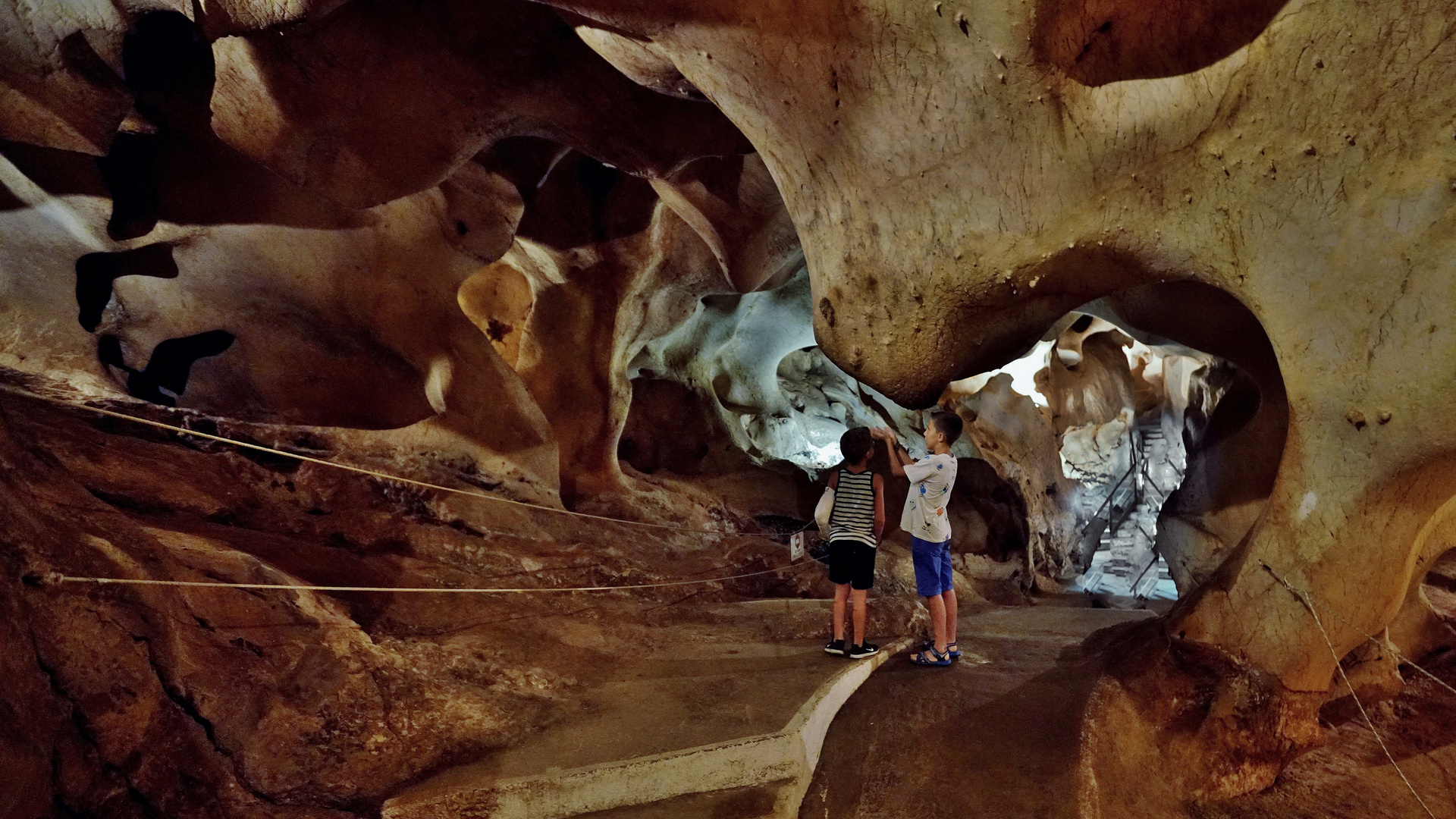 Niños en la cueva