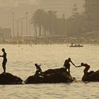 Niños en las rocas