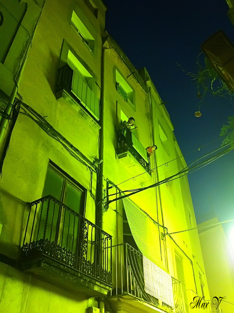 Niños en un balcon