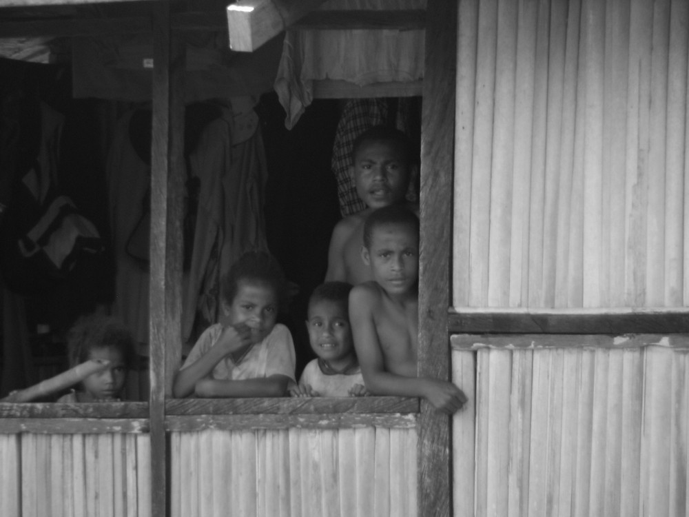 Niños en ventana