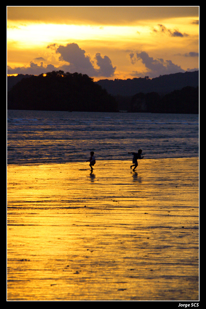 NIÑOS JUGANDO AL ATARDECER