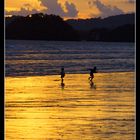 NIÑOS JUGANDO AL ATARDECER