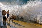 Niños jugando con las olas de Lorentxo Portularrume Azkue 