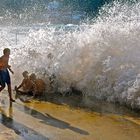 Niños jugando con las olas