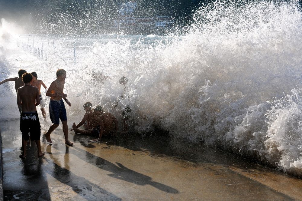 Niños jugando con las olas en verano en la playa de Zarautz de Lorentxo Portularrume Azkue 