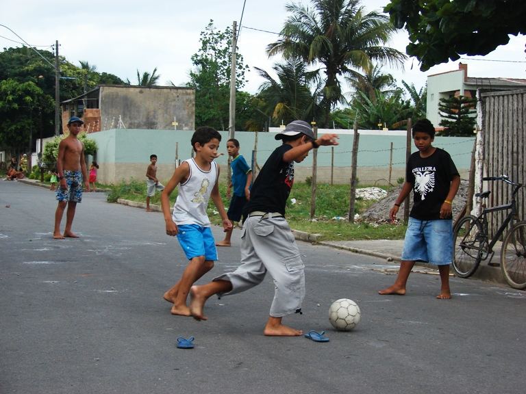 niños jugando en la calle