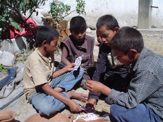 Niños Jugando Naipes