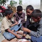 Niños Jugando Naipes