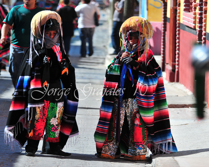 NIÑOS PARACHICOS