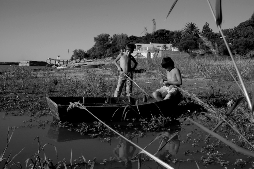 niños pescando