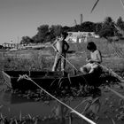 niños pescando