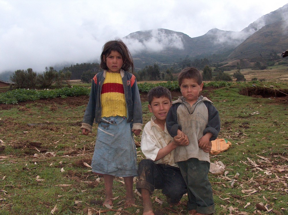 niños que sufren las clemencias del frio