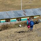 Niños yendo al colegio