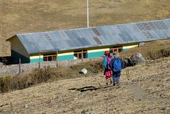 Niños yendo al colegio