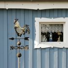 Nippes im Fenster und ein urlauberfreundlicher Hahn.