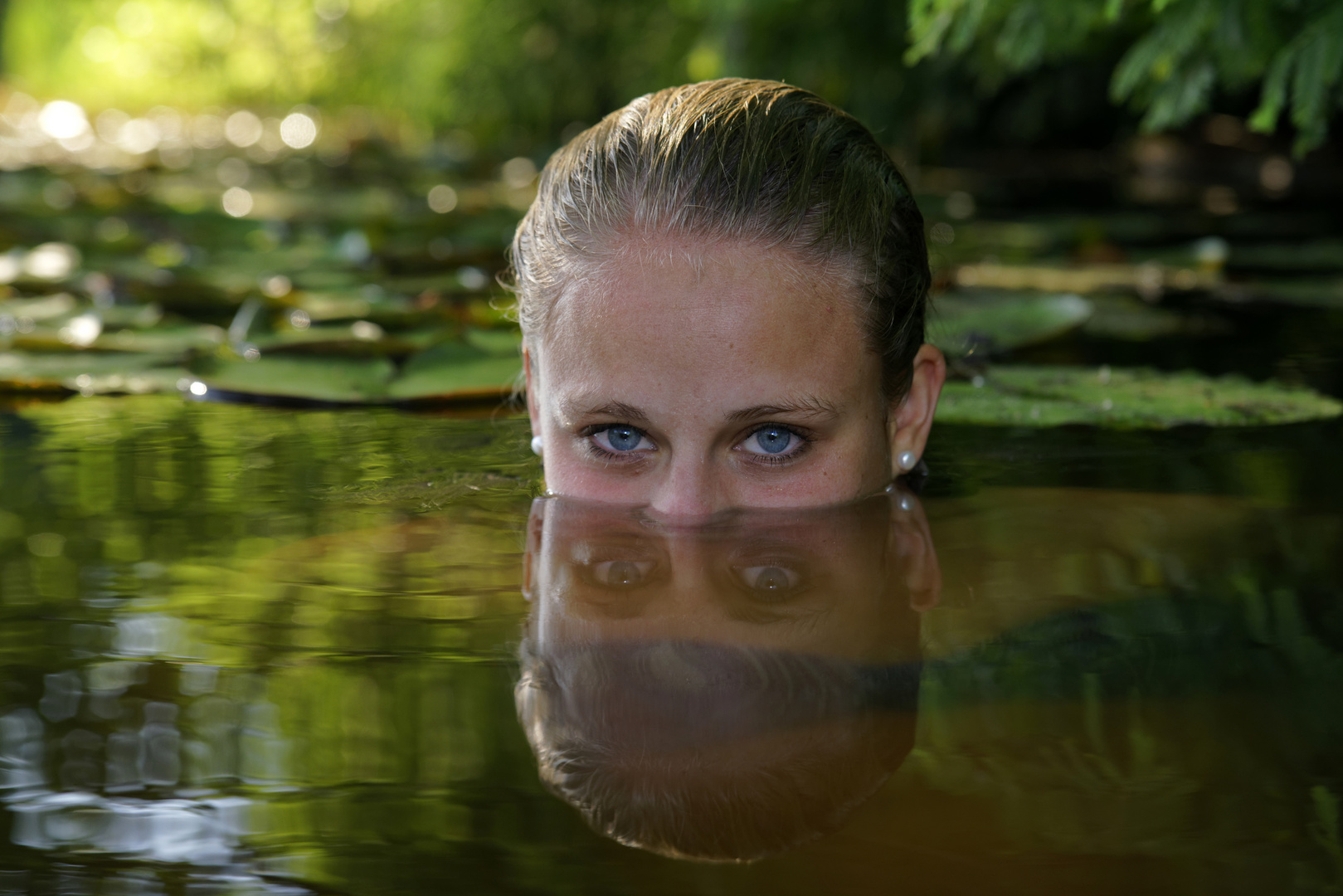 Nixe Melanie badet im Teich