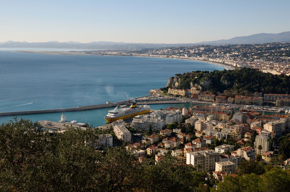 Nizza, Engelsbucht mit Hafen und Fähre