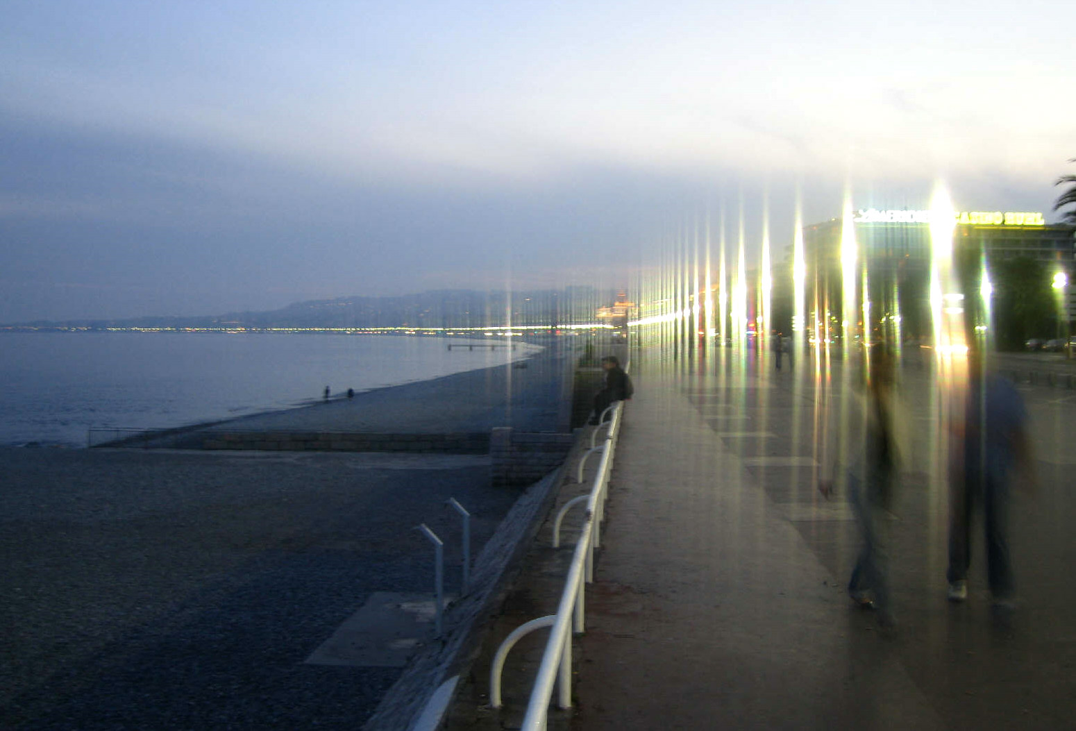 Nizza, Promenade des Anglais, aufgenommen mit Canon Powershot S40 + Pizzafilter