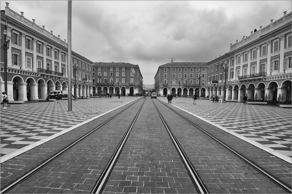 Nizza: Strassenbahn ohne Stromleitung...