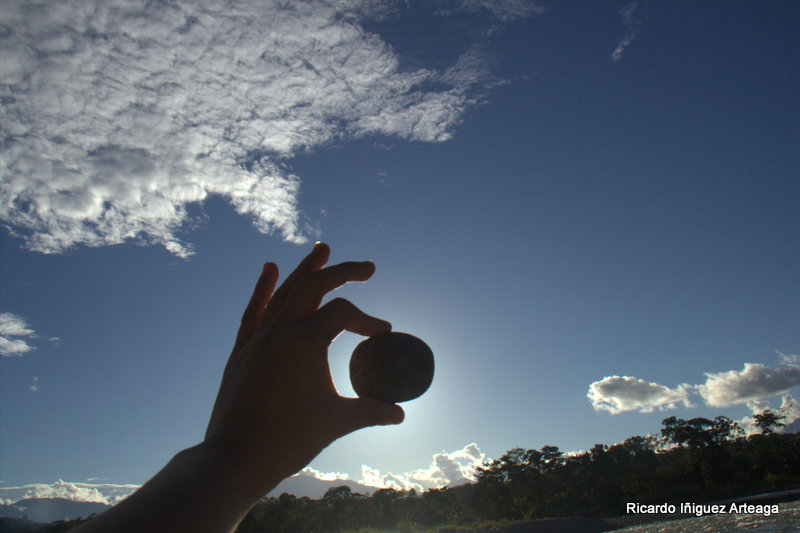 No se puede tapar el sol con un dedo, ... con una piedra pequeña ... Si