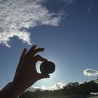 No se puede tapar el sol con un dedo, ... con una piedra pequeña ... Si