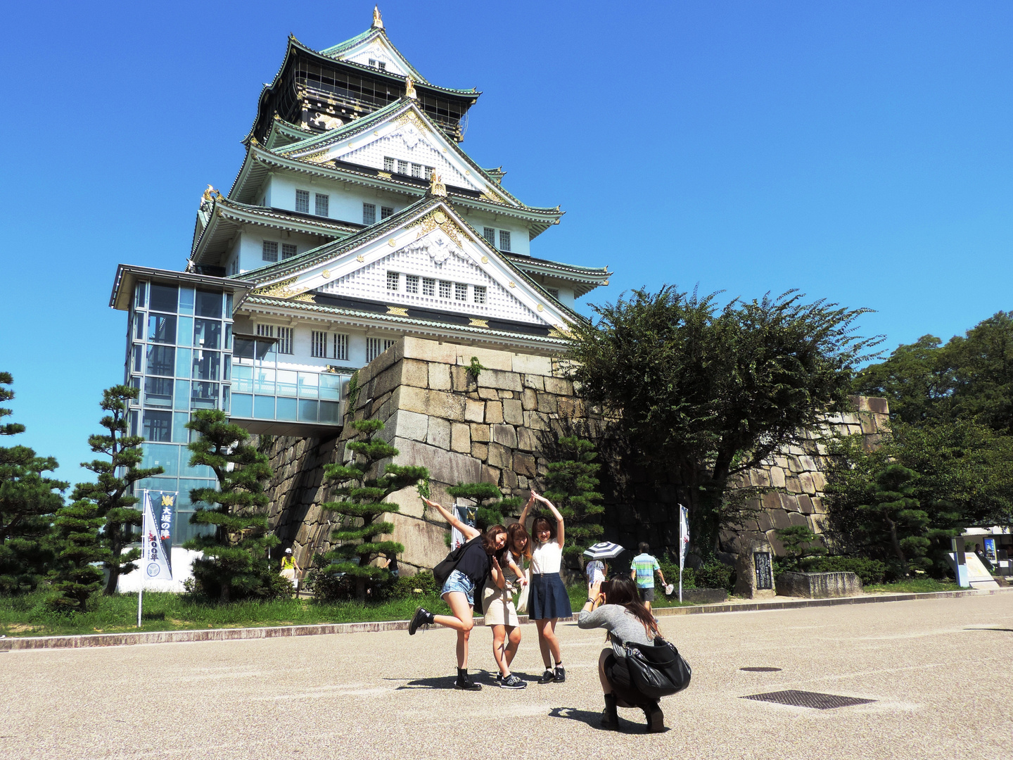 Nobuko, Eiko und Sakuarko photographiert von Hiromi sensei vor dem Schloss in Osaka