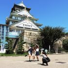 Nobuko, Eiko und Sakuarko photographiert von Hiromi sensei vor dem Schloss in Osaka
